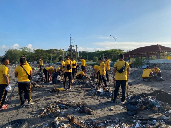 Ditpolairud Polda NTB Gelar Olahraga Bersama dan Bersih Pantai Loang Baloq