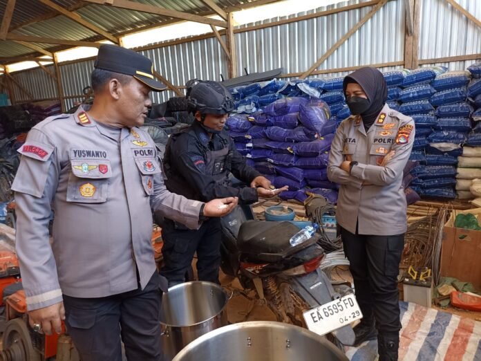 Tim Gegana Polda NTB Periksa Gudang di Sumbawa yang Diduga Menyimpan Bahan Peledak