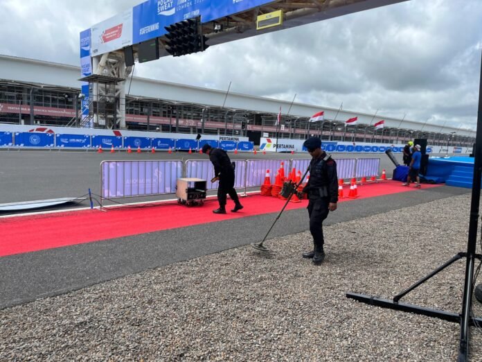Tim Jibom Gegana Polda NTB Sterilisasi Sirkuit Mandalika Jelang MotoGP dan Pocari Sweet Run